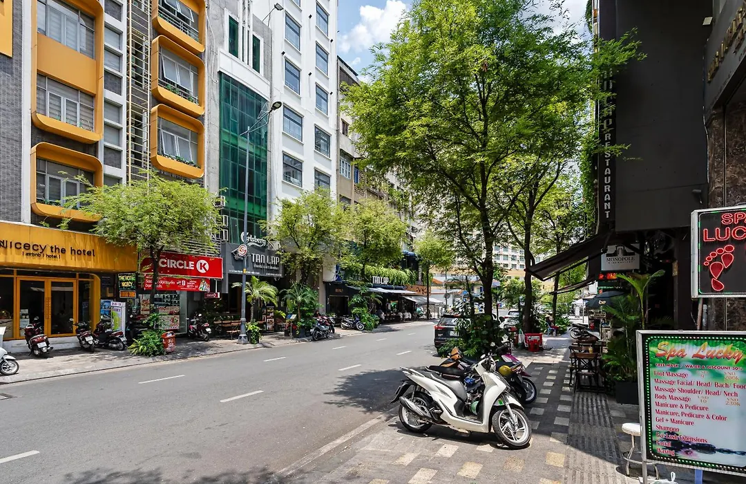 V Living - Downtown Saigon Stay With Free Laundry-1